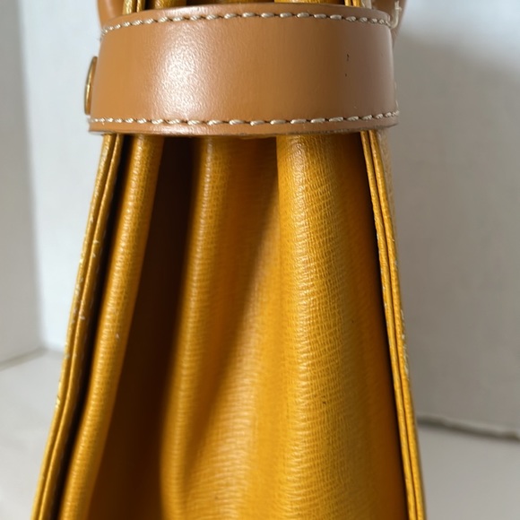 AUTHENTIC/VINTAGE BURBERRY HANDBAG #0824C. - Picture 10 of 17